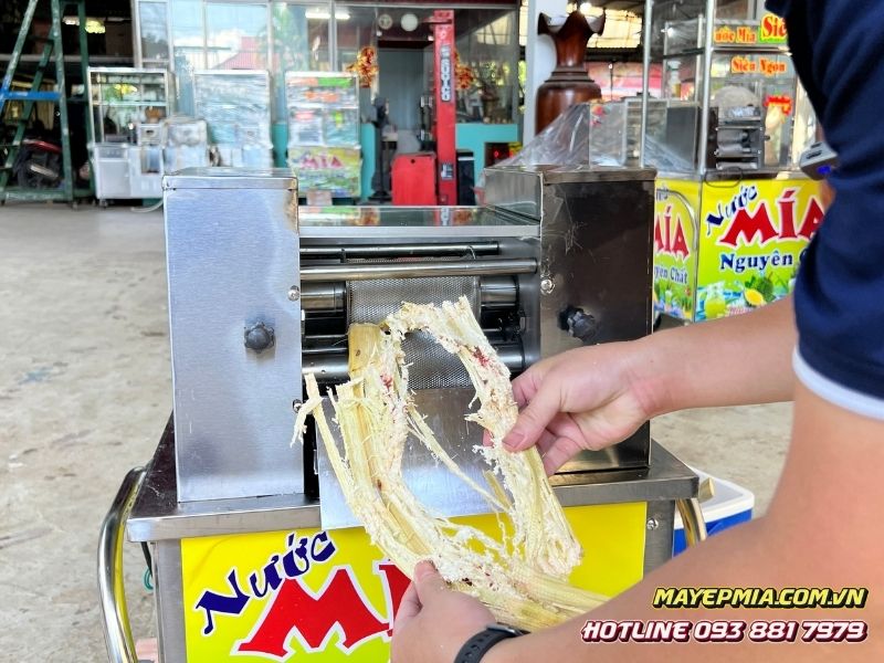 Máy ép nước mía gia đình đang ép mía